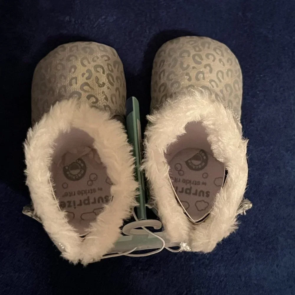 Stride Rite infant girls faux fur lined booties, silver pattern, NWT